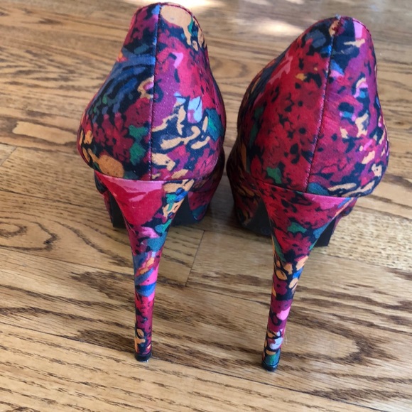 XHILARATION Floral Pumps - Picture 3 of 7